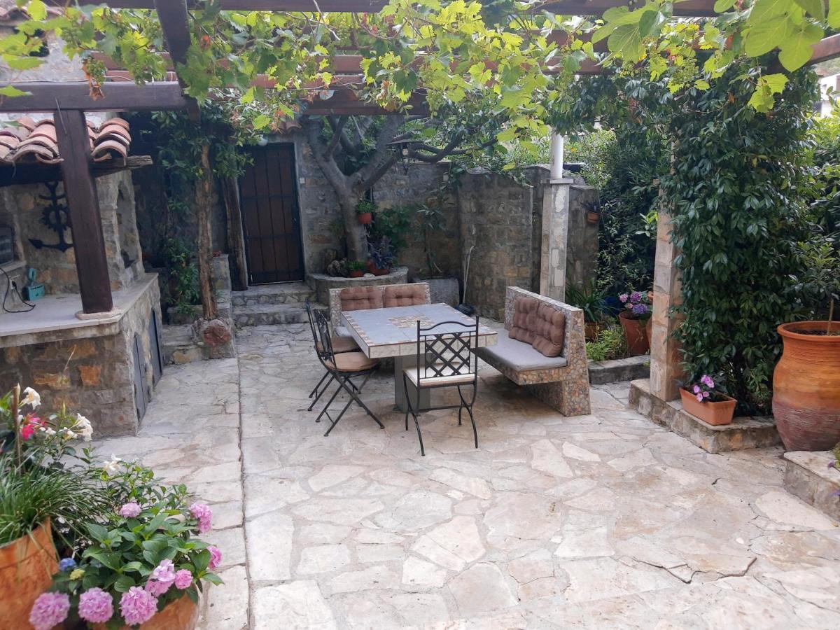 Sea-side Old Stone Villa with a private Garden Budua Esterno foto