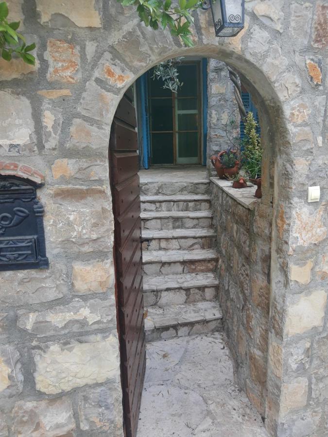 Sea-side Old Stone Villa with a private Garden Budua Esterno foto