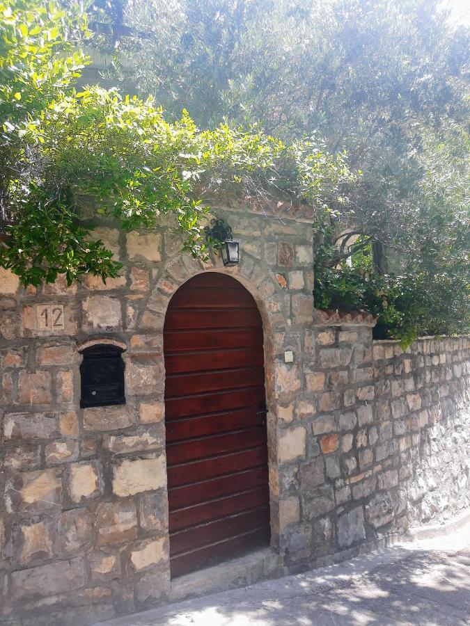 Sea-side Old Stone Villa with a private Garden Budua Esterno foto