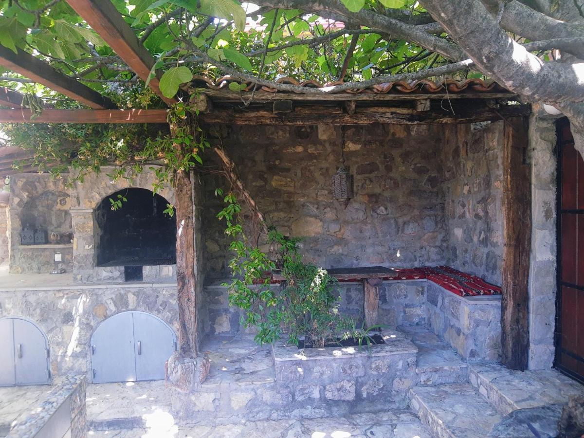 Sea-side Old Stone Villa with a private Garden Budua Esterno foto